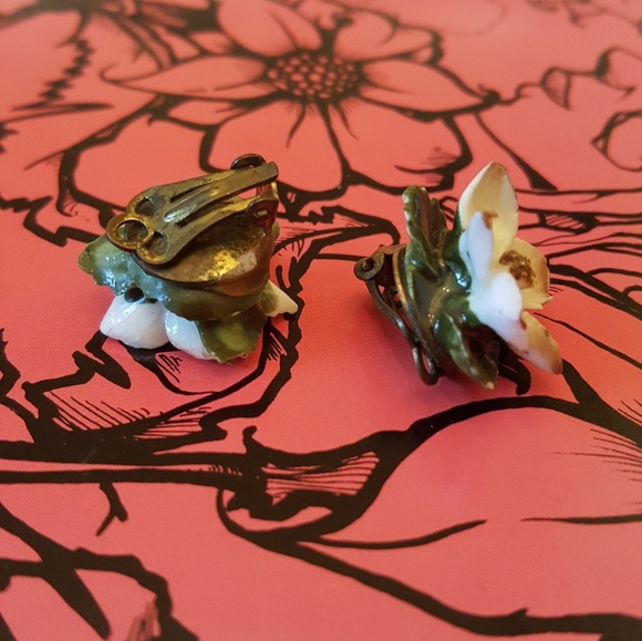 Vintage Tiki Flower Clip on Earrings Hand … - Picture 7 of 7